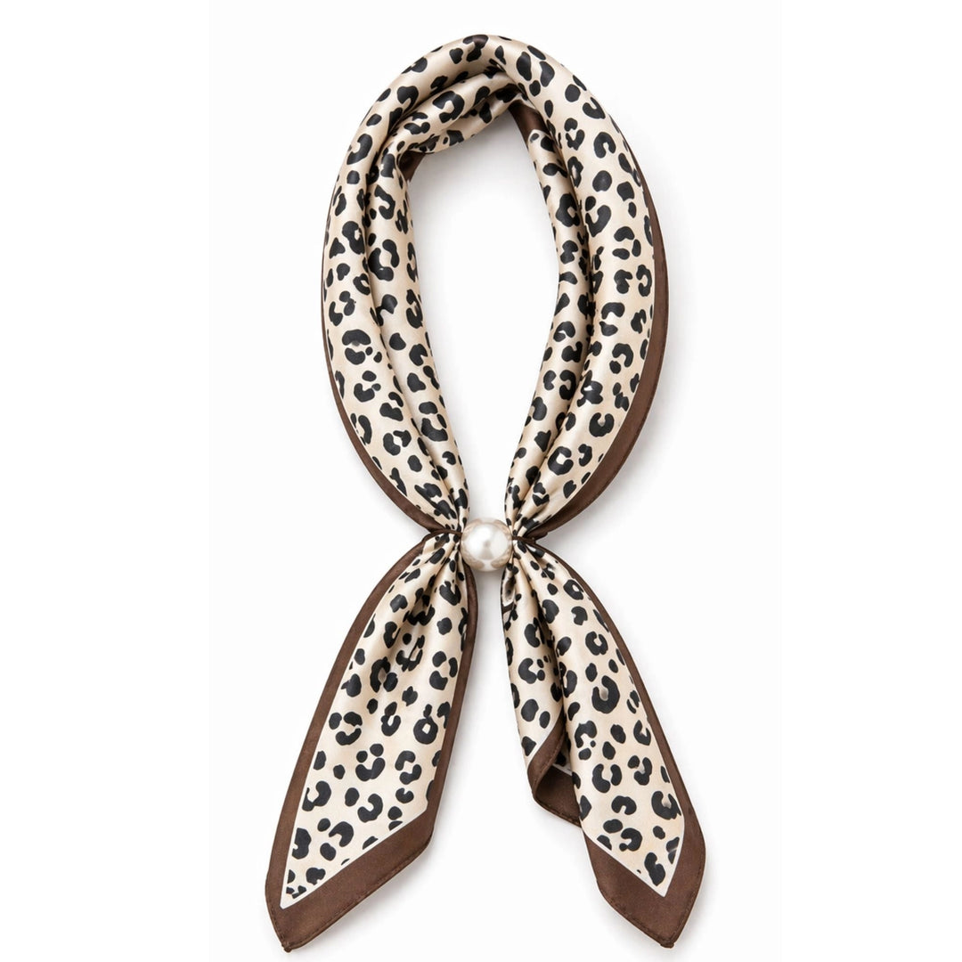 Leopard print scarf with a pearl magnetic closure