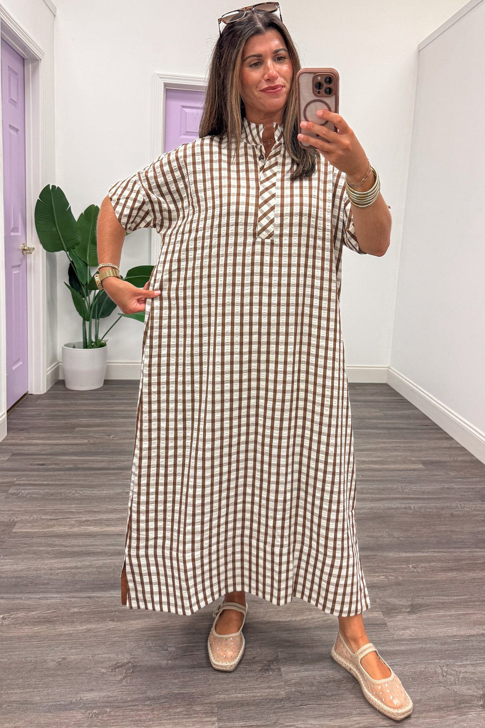 brown and cream gingham checkered print short sleeve relaxed silhouette midi dress