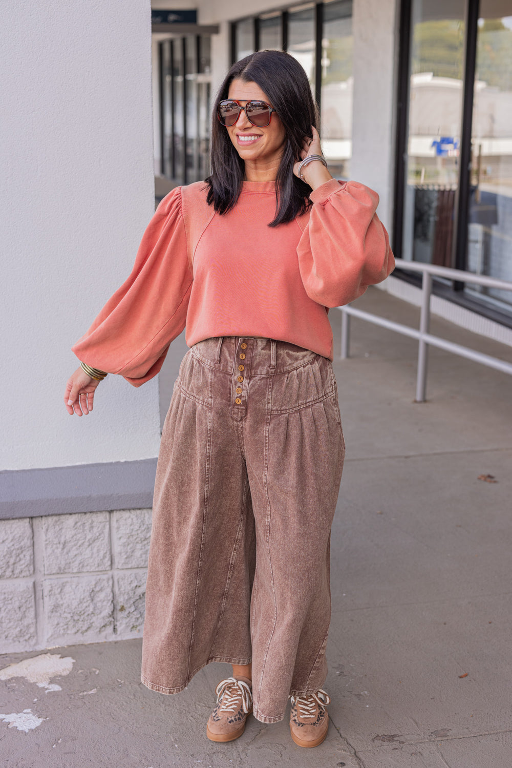 Trendy mineral washed rust balloon sleeve pullover sweatshirt with ribbed details by Jodifl, perfect for fall