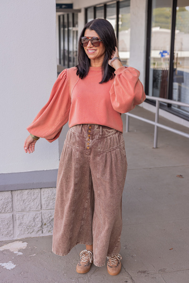 Trendy mineral washed rust balloon sleeve pullover sweatshirt with ribbed details by Jodifl, perfect for fall